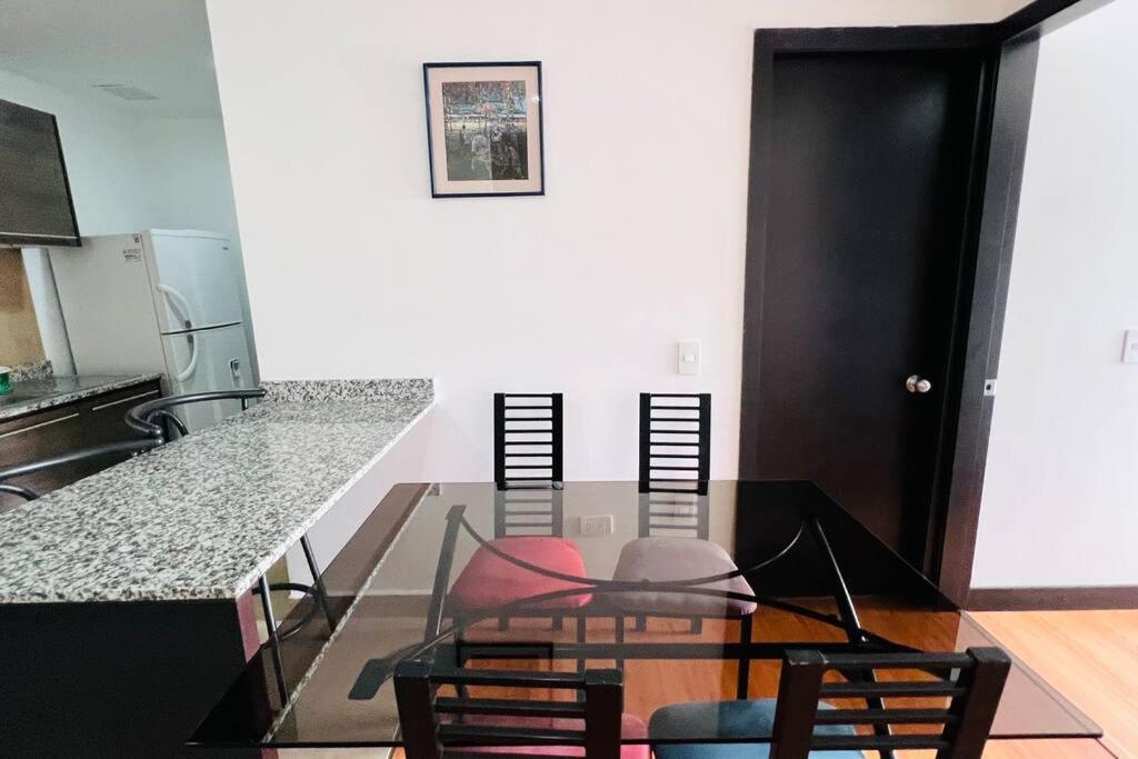 De 1 Dormitorio, 2 Sofa Cama, Wiffi, 3 Personas, Junto Sheraton Piscina Gym Apartment Quito